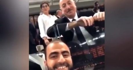 Prezidentdən onunla “selfie” çəkmək istəyən gəncə maraqlı jest – VİDEO