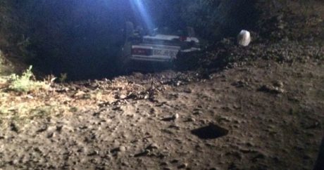 Sabirabadda avtomobil su kanalına aşdı – Ölən var