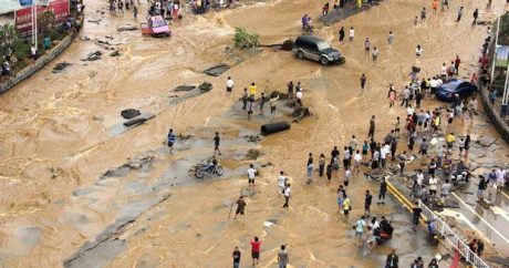 Sel Çini “yuyub aparır” – 7 ölü, on minlərlə dağılmış ev