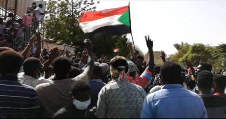 Sudan ordusu etirazçıların düşərgəsini dağıtdı: 3 ölü, 60 yaralı
