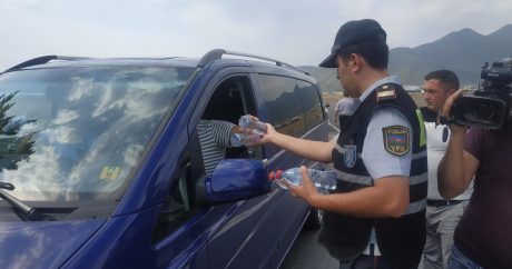 Qaxda polislər sürücülərə sərin su payladı – MARAQLI/FOTO