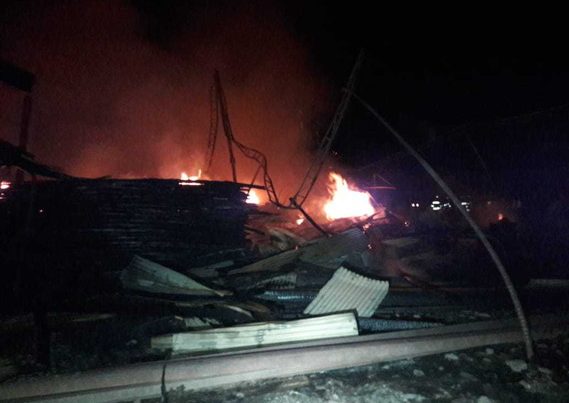 Gəncədə taxta bazarı yandı – FOTO
