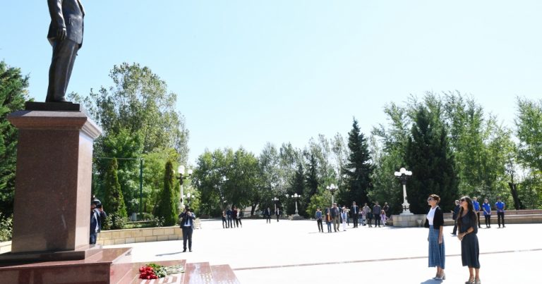 Birinci vitse-prezident Heydər Əliyevin abidəsini ziyarət etdi – FOTO