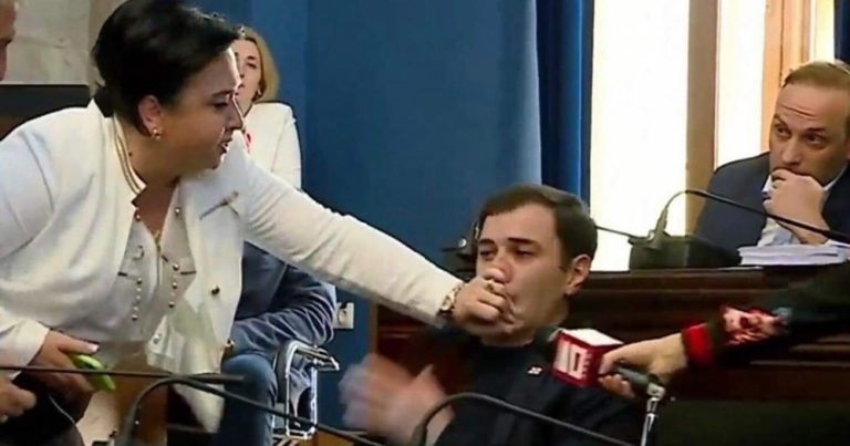 Gürcüstan parlamentində deputatlar arasında dava düşdü
