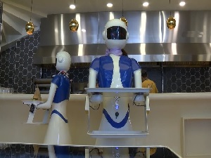 İstanbulda kafedə robotlar xidmət göstərir