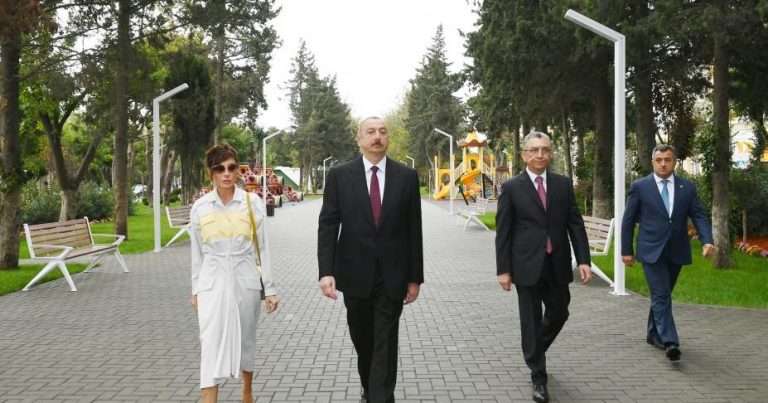 İlham Əliyev və xanımı Atatürk parkında – FOTO