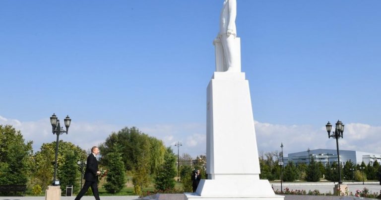 Prezident Ağdaşda Heydər Əliyev abidəsini ziyarət etdi – FOTO/YENİLƏNİR