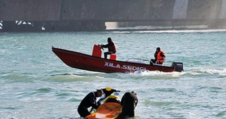 Xəzər dənizində köməksiz qalan 2 balıqçı xilas edildi