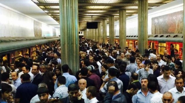 Metroda qatarların hərəkəti ləngidi – Sıxlıq yarandı