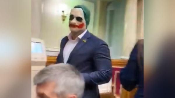 Ukrayna parlamentində qeyri-adi hadisə: Millət vəkili “Joker” oldu – FOTOLAR