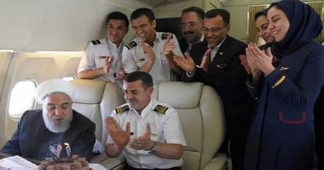 İran prezidenti Ruhaniyə havada ad günü sürprizi – FOTOLAR