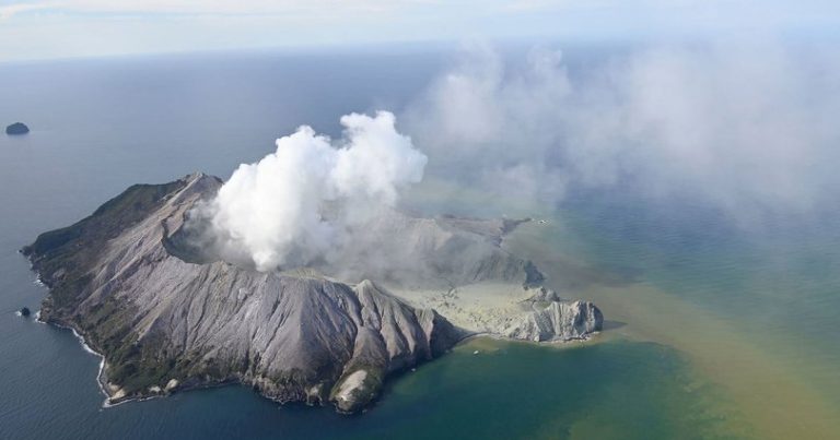 Faciəvi son: Turistlərin baş çəkdiyi adada vulkan püskürdü – FOTOLAR