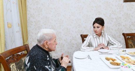 Mehriban Əliyeva Xalq artisti Əlibaba Məmmədovun evində qonaq oldu – FOTOLAR/YENİLƏNİB