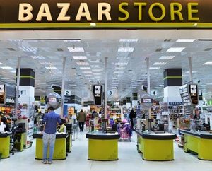 Məşhur supermarketdə RƏZALƏT: “Bazarstore”dan alınan konfetdən görün nə çıxdı? – VİDEO