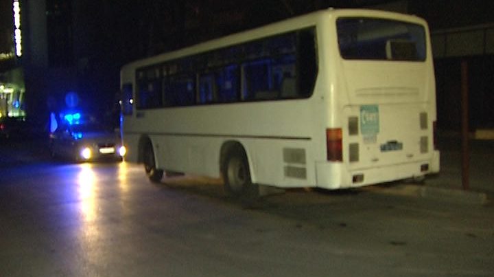 Paytaxtda marşrut avtobusu piyadanı vurub