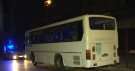 Paytaxtda marşrut avtobusu piyadanı vurub