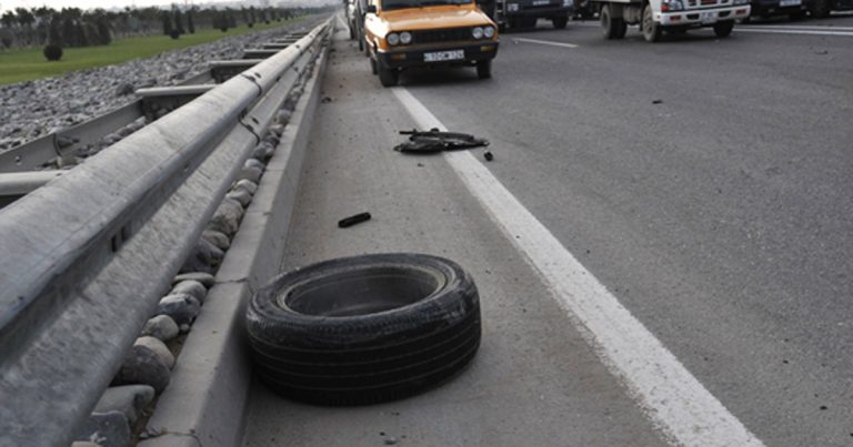 Bakı-Qazax yolunda DƏHŞƏT: Sürücü öz maşının altında qalıb öldü