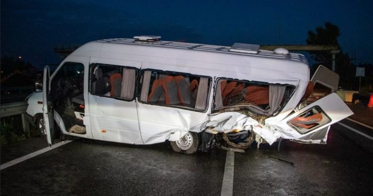 Sərnişin mikroavtobusu qəzaya düşdü: Ölən və yaralananlar var – YENİLƏNİB