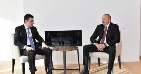 Prezident Davosda Giorgi Qaxariya ilə görüşüb