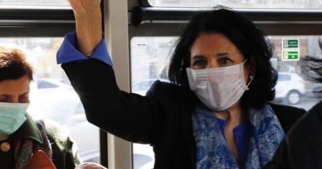 Gürcüstan prezidenti tibbi maska taxdı – FOTO