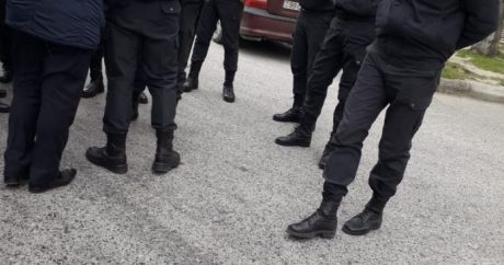 Polislər Oqtay Qasımovun görüşlərinə mane olur – FOTO/VİDEO