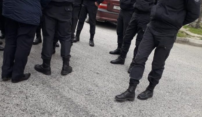 Polislər Oqtay Qasımovun görüşlərinə mane olur – FOTO/VİDEO
