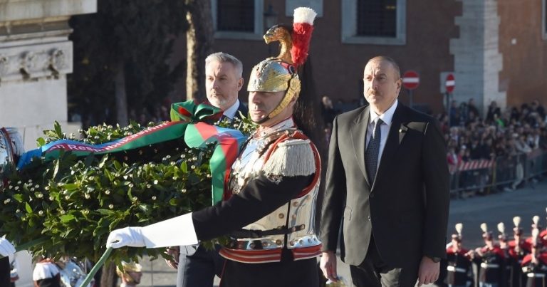 İlham Əliyev Romada naməlum əsgər abidəsini ziyarət etdi – FOTO