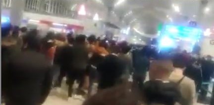 Azərbaycan vətəndaşları çıxılmaz durumda – İstanbul hava limanında aksiya keçirildi