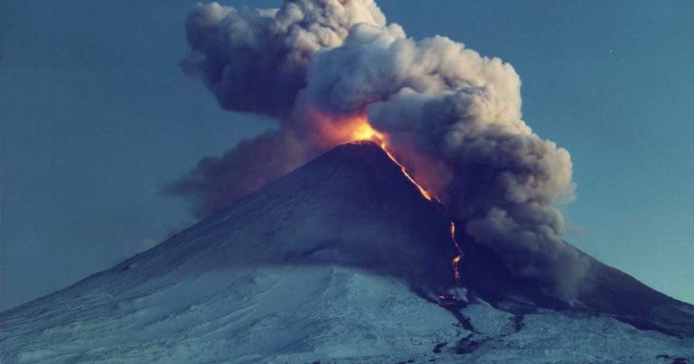 İndoneziyanın ən fəal vulkanı püskürdü