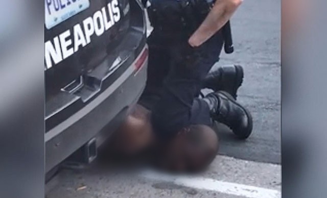 Amerika polisi şübhəlini boğub öldürdü – +18 Video
