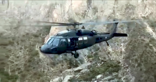 Türk pilotdan İNANILMAZ MANEVR: Helikopteri tək təkər üzərinə endirdi – VİDEO