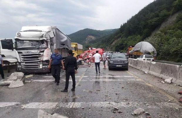 TIR idarəetmədən çıxdı, ətraf müharibə meydanına çevrildi: Yaralılar var – FOTO