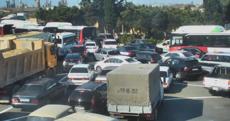 Bakıda qəza tıxac yaratdı – Avtobuslar gecikir – FOTO