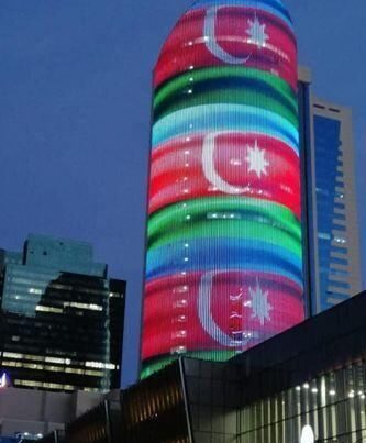 Nur-Sultanda Kazmedia binası Azərbaycan bayrağına büründü – FOTO