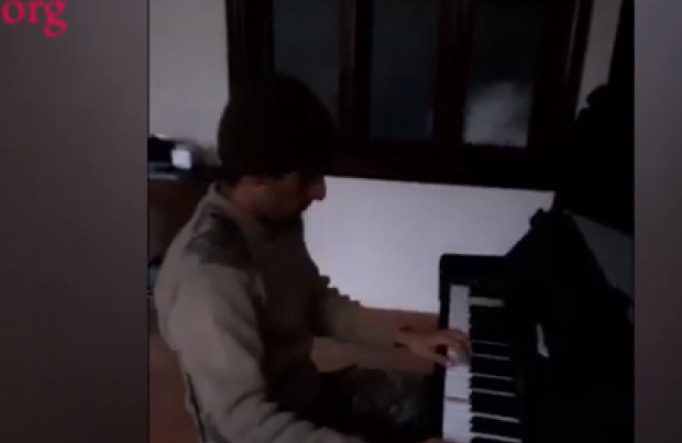 Azərbaycan əsgəri işğaldan azad etdiyi evdə piano çaldı – VİDEO
