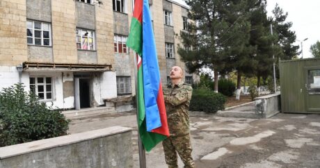 İlham Əliyev Xudafərin körpüsündə Azərbaycan bayrağını qaldırdı