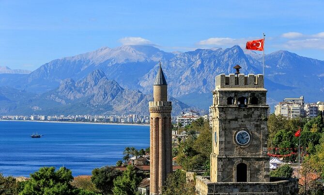 Antalya payızda da turistləri qəbul etməyə davam edir