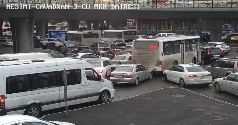 Bakıda QƏZA – Avtobus minik maşını ilə toqquşdu – FOTO 
