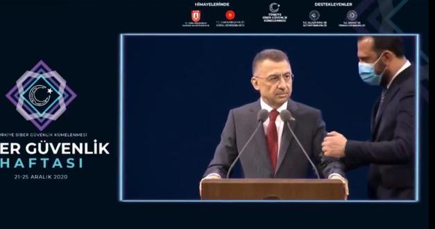Türkiyə Vitse-prezidentinin çıxış zamanı halı pisləşdi – VİDEO