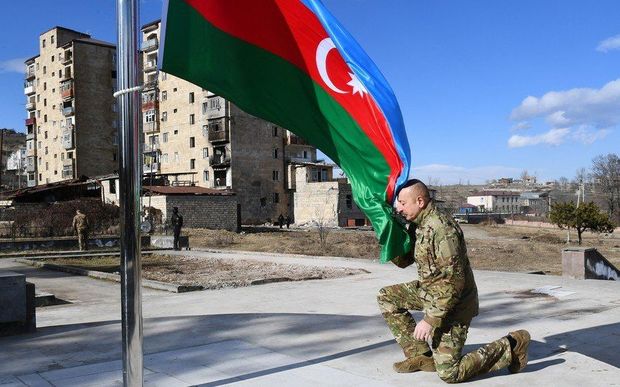 İlham Əliyev Laçında Azərbaycan bayrağını qaldırdı – VİDEO