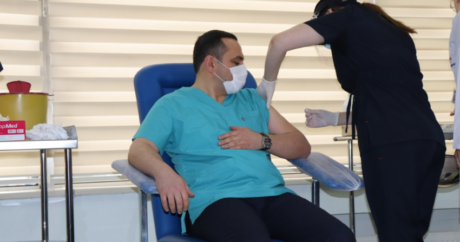 Ramin Bayramlı və Zaur Əliyev COVID-19 peyvəndinin ikinci dozasını vurdurdu
