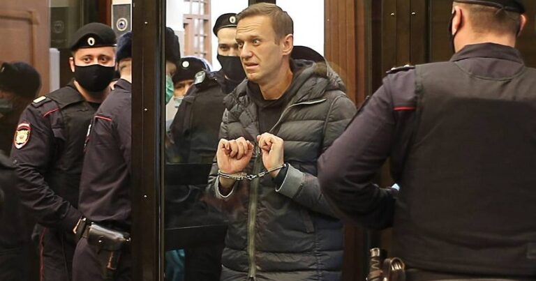 Navalnı 3,5 il müddətinə azadlıqdan məhrum edildi