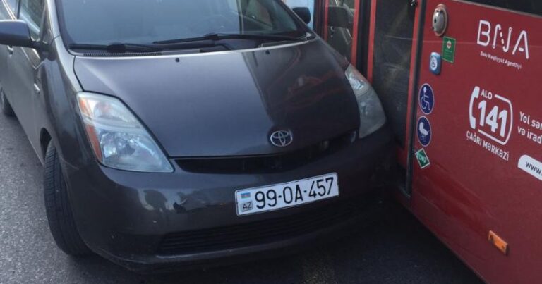 Paytaxtda avtobus qəzası – Yolda tıxac yarandı – FOTO