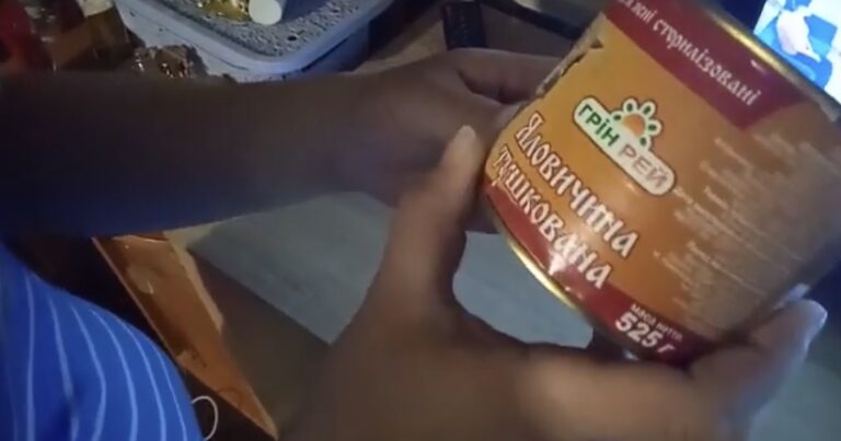 Əsgər süfrəsinə uzanan XAİN ƏLLƏR: DSX-nın konservləri Ukrayna bazarlarında satılır – VİDEO