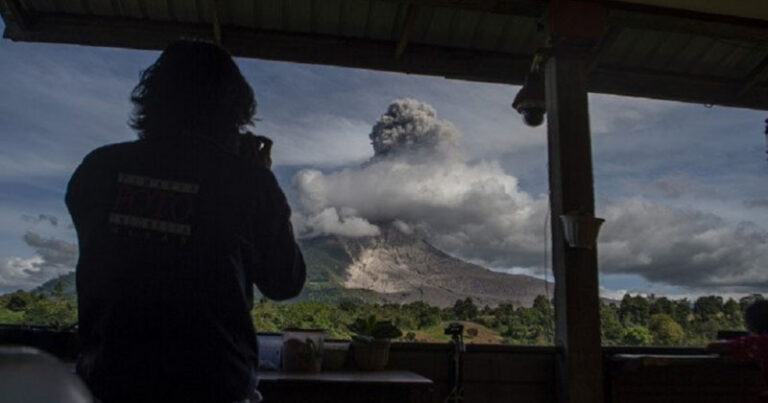 Sinabunq vulkanı külü 2000 metr hündürlüyə püskürdü