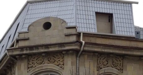 Bakıda tarixi binanın üzərində olan qanunsuz tikili sökülür – FOTO