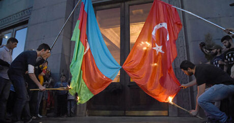 Yerevanda Azərbaycan və Türkiyə bayraqlarını yandırdılar – FOTO