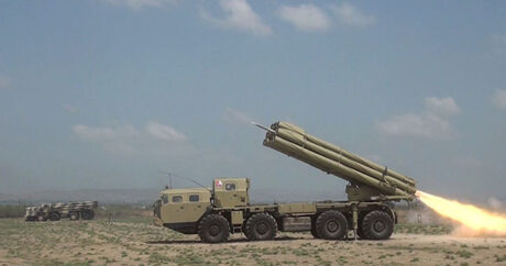 Raket-artilleriya batareyalarının döyüş atışlı taktiki təlimləri – VİDEO