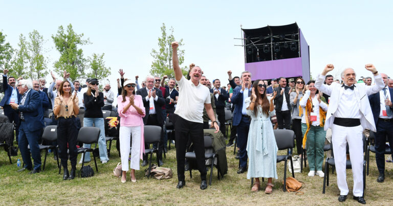 “Xarıbülbül” musiqi festivalından möhtəşəm görüntülər