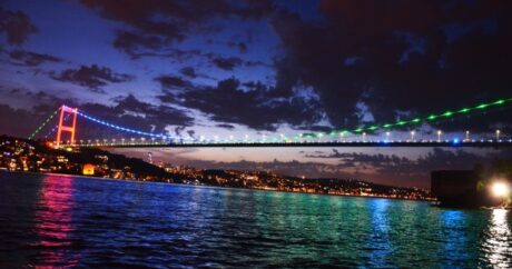 İstanbul körpüləri Azərbaycan bayrağının rəngləri ilə işıqlandırıldı